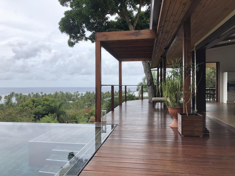 VUE TERRASSE BOIS / PISCINE MIROIR 