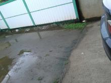 espace à cimenter entre le garage à droite et le portail à gauche