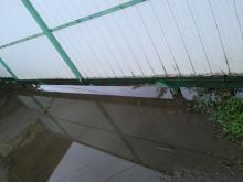 à surélever le rail du portail est à ras le sol et donc inondé par la pluie, il faudrait surélever celui-ci et en faire comme un petit dos d'âne