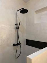 Vue douche en béton ciré