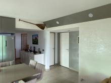 Vue d'ensemble, du salon,  des éléments recouverts en gris millenium et blanc nacré 