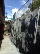 Projection de béton à la main