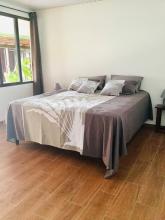 Chambre totalement rénovée, carrelage, peinture, plafond