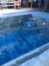 Pose de la pierre de Bali pour la piscine