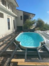 Mise en place des longrines qui serviront à supporter le deck. Mise à niveau et réalisation d'une pente pour écoulement des eaux de pluies