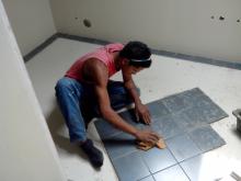 Pose de carreaux au sol