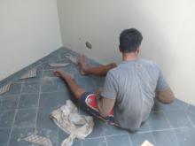 Pose de carreaux au sol