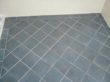 Fin de la pose des carreaux au sol