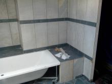 Habillage du mur terminé, pose de la baignoire