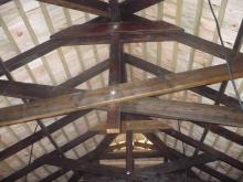 Bungalow avec une charpente apparente